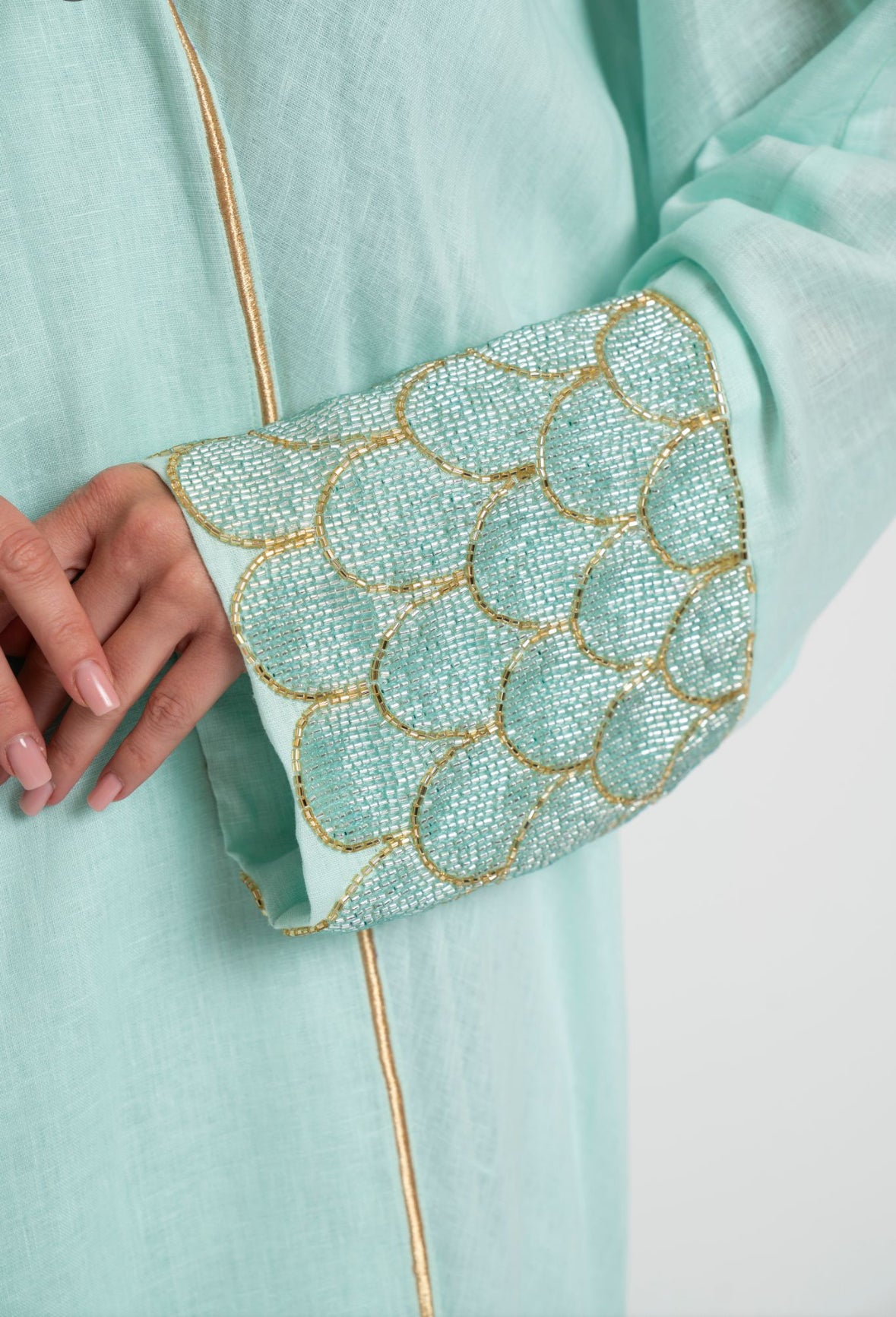 عبايه لينن لون بيبي بلو مع شك يدوي على الاكمام باللون البيبي بلو والذهبي وتطريز من الامام