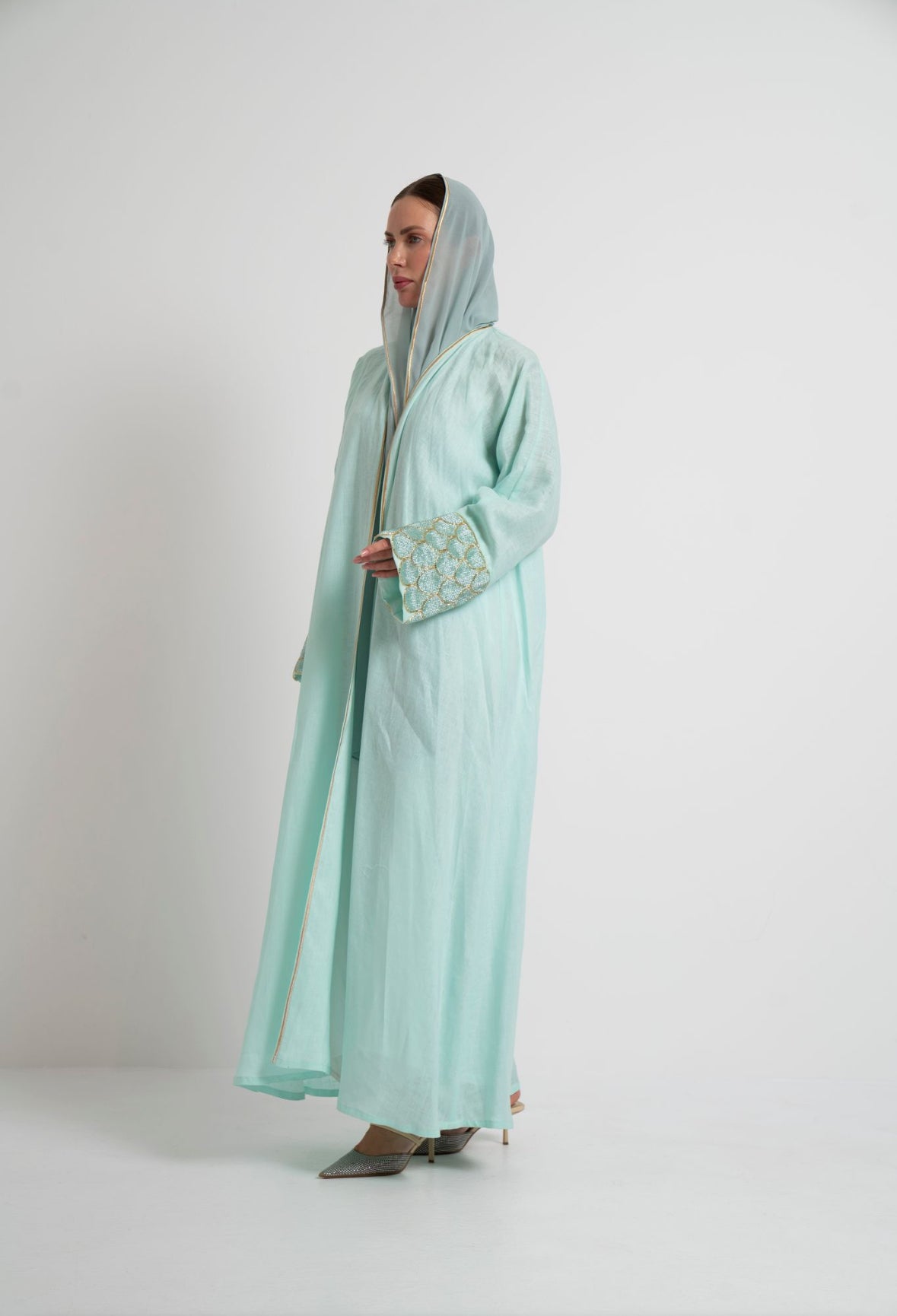 عبايه لينن لون بيبي بلو مع شك يدوي على الاكمام باللون البيبي بلو والذهبي وتطريز من الامام