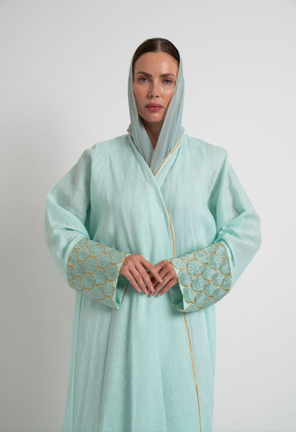 عبايه لينن لون بيبي بلو مع شك يدوي على الاكمام باللون البيبي بلو والذهبي وتطريز من الامام