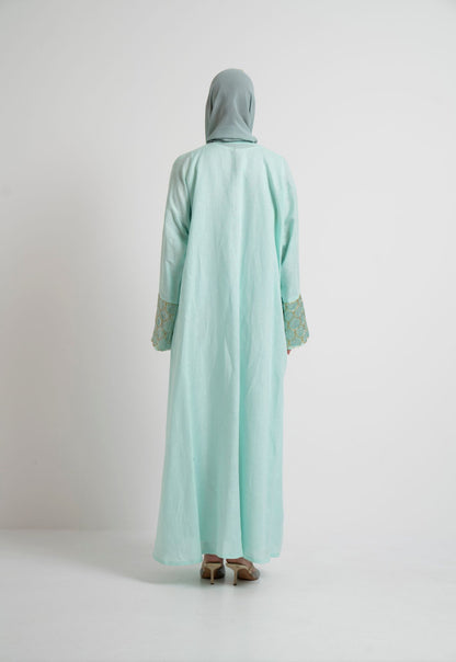 عبايه لينن لون بيبي بلو مع شك يدوي على الاكمام باللون البيبي بلو والذهبي وتطريز من الامام
