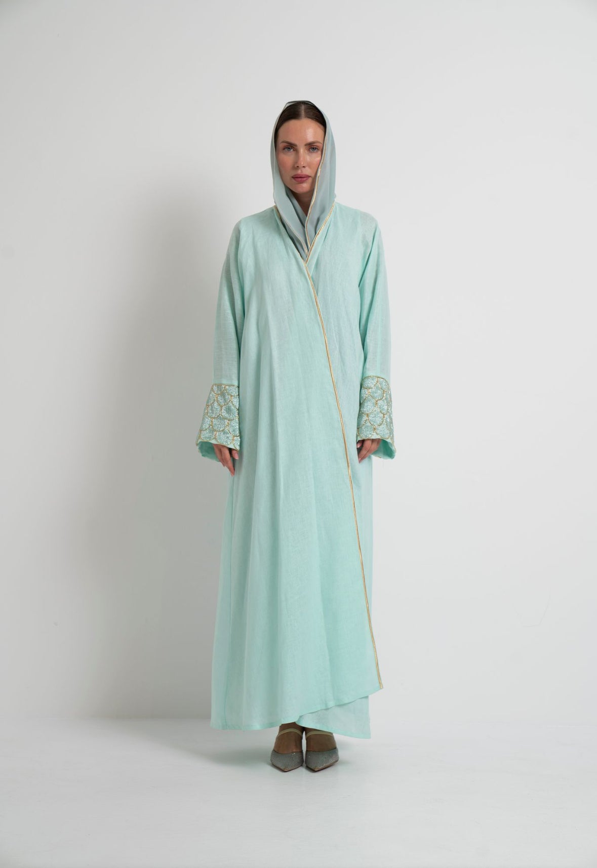 عبايه لينن لون بيبي بلو مع شك يدوي على الاكمام باللون البيبي بلو والذهبي وتطريز من الامام