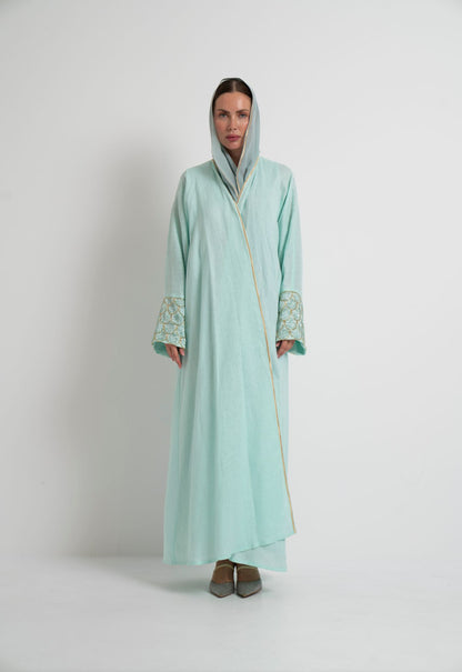 عبايه لينن لون بيبي بلو مع شك يدوي على الاكمام باللون البيبي بلو والذهبي وتطريز من الامام