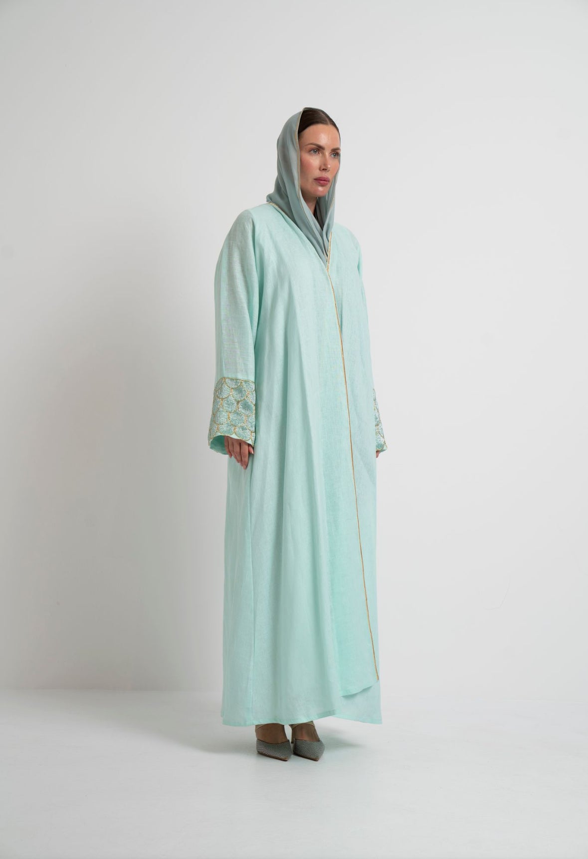 عبايه لينن لون بيبي بلو مع شك يدوي على الاكمام باللون البيبي بلو والذهبي وتطريز من الامام